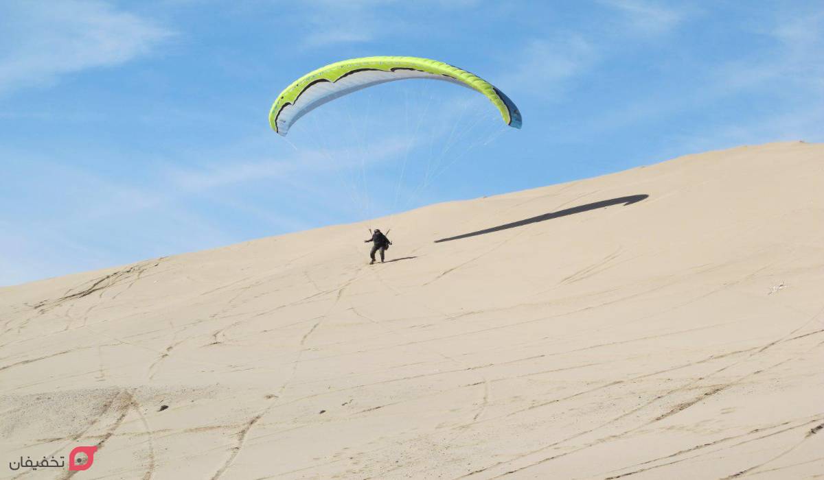 پاراگلایدر سواری در کویر