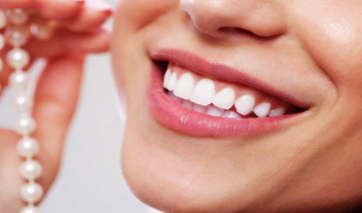 قوی‌ترین روش سفید کردن دندان، بلیچینگ است.