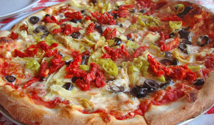 پیتزا یونانی نیو اینگلند با پنیر فتا تهیه می‌شود.