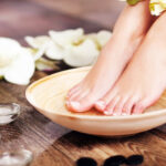 پدیکور چیست؛ مراحل کوکتل پدیکور پا در خانه همراه با عکس 27 پدیکور پا