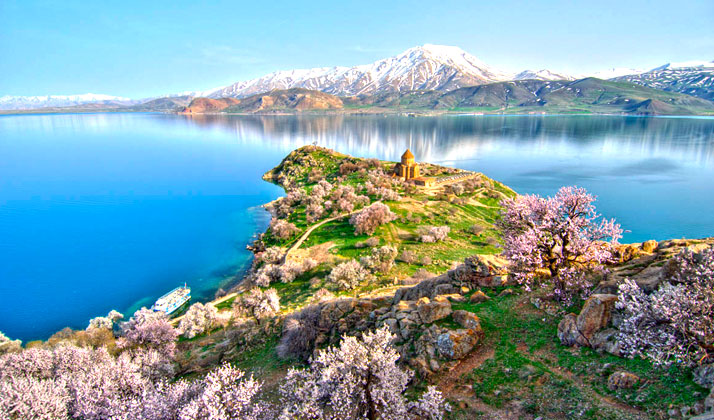 دریاچه وان در نزدیکی شهر وان یکی از زیباترین نقاط ترکیه است.