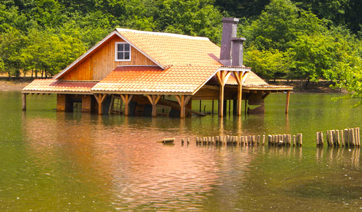 این خانه به یکی از جذابیت‌های دریاچه سقالکسار تبدیل شده.