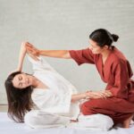 ماساژ تایلندی چیست | انواع تای ماساژ | روش انجام | فواید 25 ماساژ تایلندی چیست