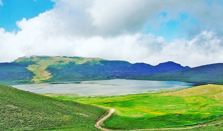 این دریاچه یکی از زیباترین طبیعت‌های ایران است.