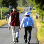 فواید پیاده روی صبحگاهی؛ پیاده روی در صبح بهتر است یا شب؟ 34 چگونه یک پیاده روی صبح گاهی میتوانید زندگی شما را عوض کند؟