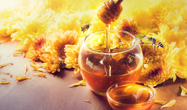 استفاده از عسل، طبیعی‌ترین شکل ممکن برای جوانسازی پوست است.