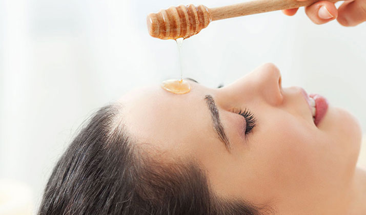 یکی از مهم‌ترین خواص عسل برای پوست، از بین بردن لکه‌های پوستی است.