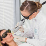 عوارض لیزر موهای زائد چیست | لیزر برای چه کسانی ضرر دارد؟ 32 آیا لیزر موهای زائد درد دارد؟