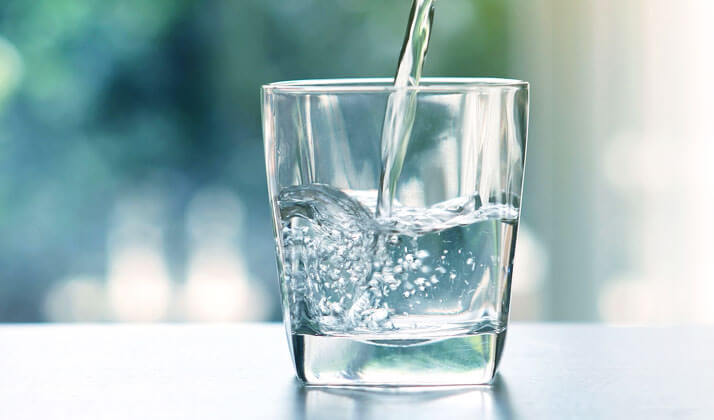 مصرف آب به کاهش اشتها و و بالا بردن سوخت و ساز بدن کمک میکند