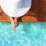 مراقبت پوست و مو بعد از شنا | درمان حساسیت و خارش پوست 16