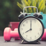 بهترین زمان ورزش برای لاغری و عضله سازی | صبح، عصر یا شب؟ 29 زمان ورزش