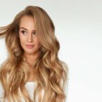 فر کردن مو در خانه | 13 روش با بافت، اتو مو، بیگودی و سشوار 27 فر کردن مو