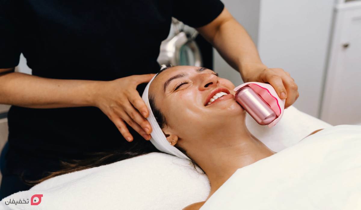 فواید ماساژ صورت | 10 معجزه ماساژ با گواشا، یخ و روغن زیتون 6 فواید ماساژ صورت با یخ