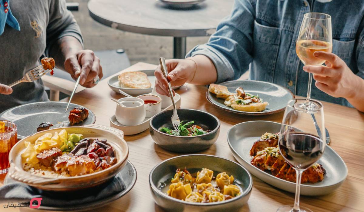 آداب غذا خوردن در رستوران های مجلل که باید بدانید 8 آداب خوردن پیتزا در رستوران