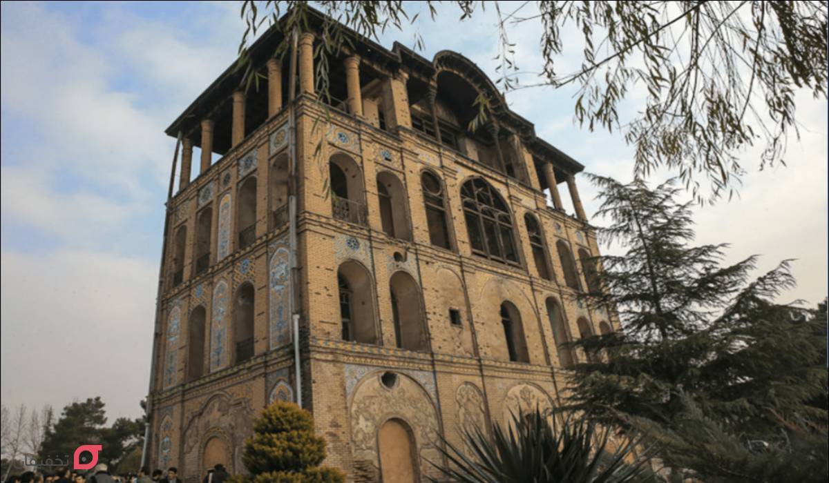 عمارت کلاه فرنگی عشرت اباد