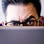 شخصیت پارانوئید چیست؛ علائم ظاهری + علت سوالاتی که می پرسند 25 شخصیت پارانوئید