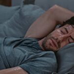 علت عرق شبانه چیست | 4 درمان خانگی تعریق سر و گردن در خواب 23 علت عرق شبانه