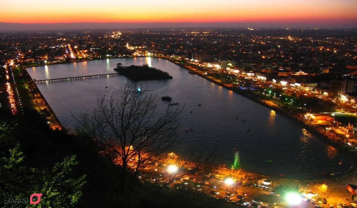 بام سبز لاهیجان کجاست و چی دارد | آدرس، عکس و ساعت کاری 8 بام سبز لاهیجان در شب