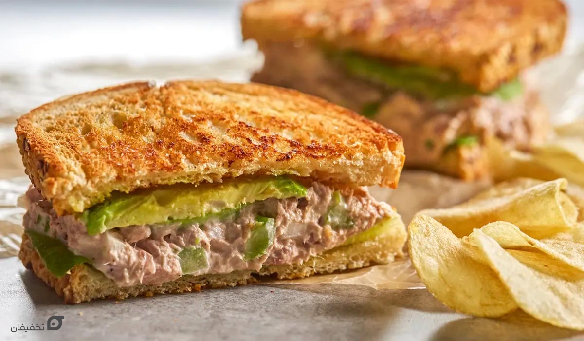 ساندویچ تن ماهی | 7 طرز تهیه ساده و خوشمزه در ۱۰ دقیقه 6 ساندویچ تن ماهی با چیپس