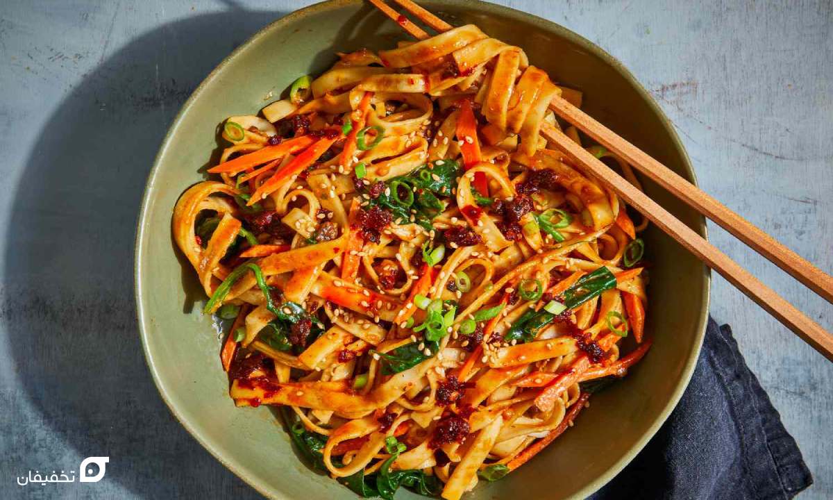 غذا با نودل و مواد دم دست | اقتصادی و فوری در ۱۵ دقیقه 4 غذا با نودل و سیب زمینی و سبزیجات